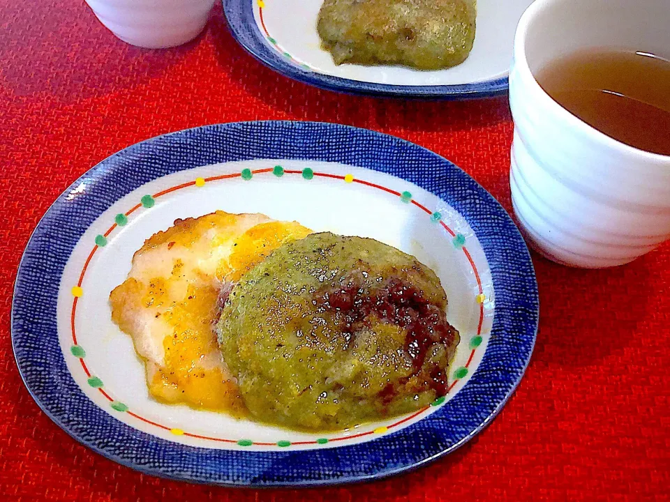 焼きもちやき 
‥冷凍しておいた焼きもち、バター醤油で焼いておやつに😋‥|おさんどんさん