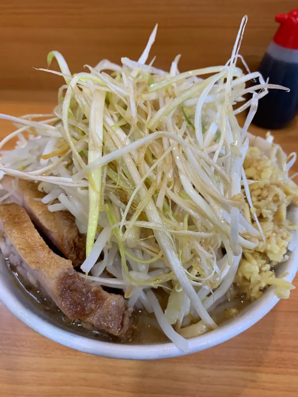 Snapdishの料理写真:ラーメン二郎八王子野猿街道店2で小ラーメン頂きました🍜
コールは、麺少なめ、ニンニク、アブラ
トッピングは、ネギ、ショウガ|NOMU'S キッチン🍳さん