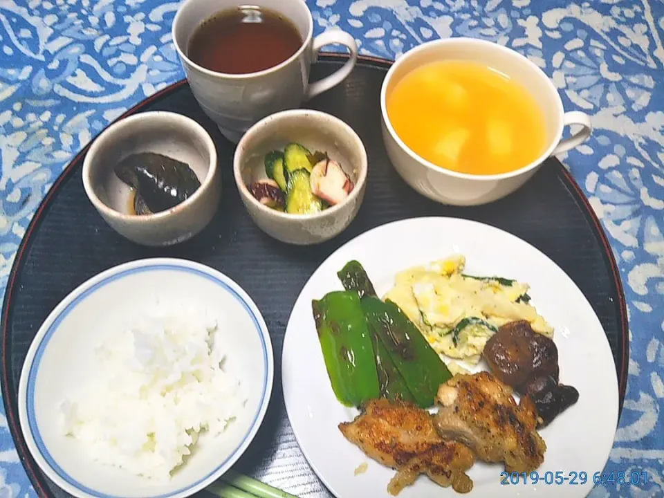 Snapdishの料理写真:よねばーばの朝ごはん
鶏の唐揚げピーマン、椎茸、マカロニサラダの盛り合わせ
豆腐の味噌汁
茄子の煮物、
蛸ときゅうり、若芽の酢の物
ご飯、麦茶|yoneばーばさん