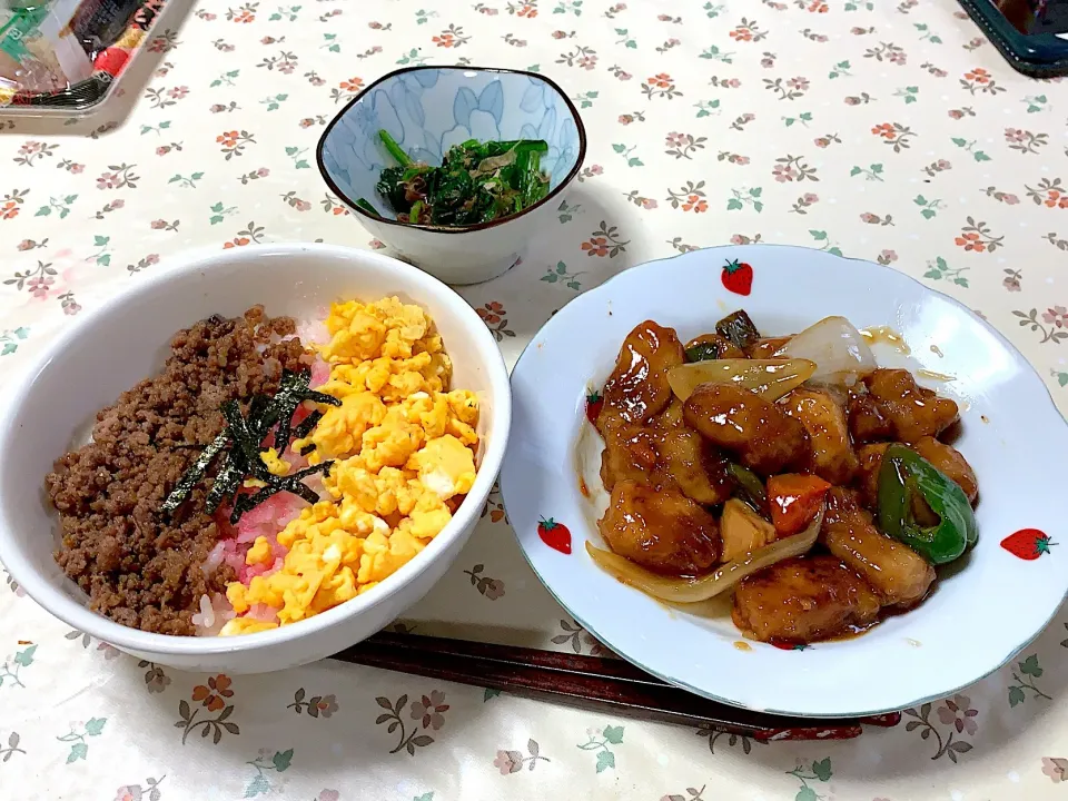 酢豚、三色丼、ほんれんそうおかか和え|かほさん