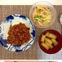 #キーマカレー #油揚げとネギの味噌汁#きゅうりとハムの中華春雨サラダ|まゆぽんさん