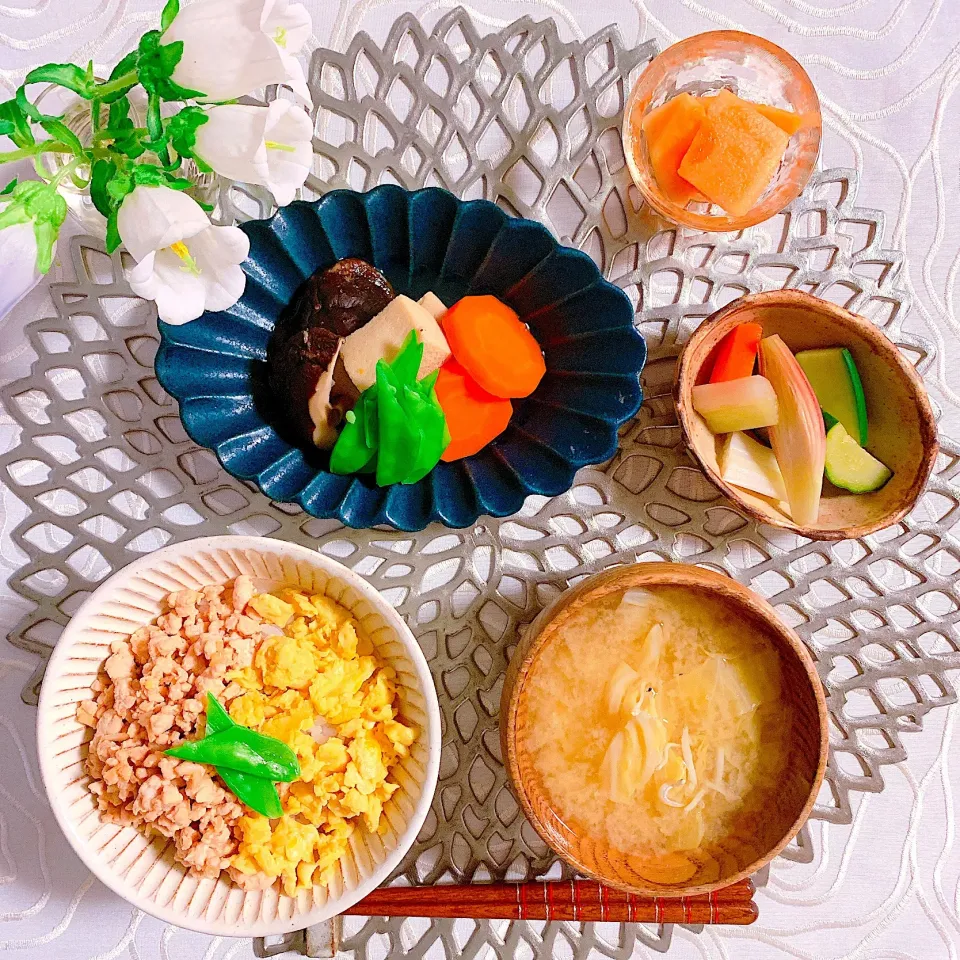 Snapdishの料理写真:⚘鶏そぼろ丼
⚘高野豆腐の煮物
⚘ピクルス
⚘キャベツとしらすの味噌汁|はらしおりさん