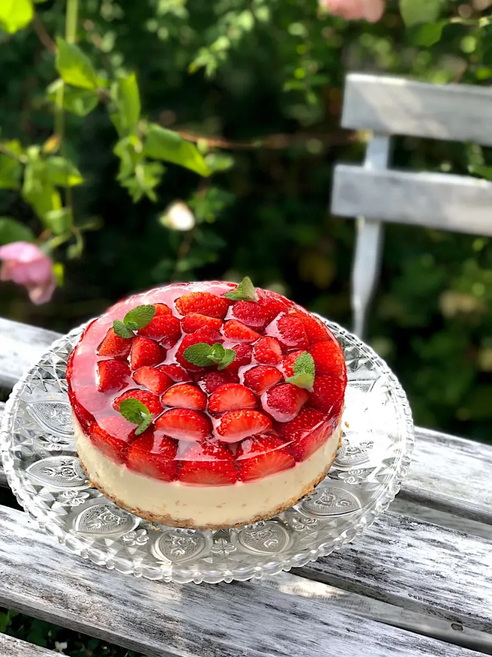 Snapdishの料理写真:イチゴのレアチーズケーキ🍓🍓🍓|カタツムリさん