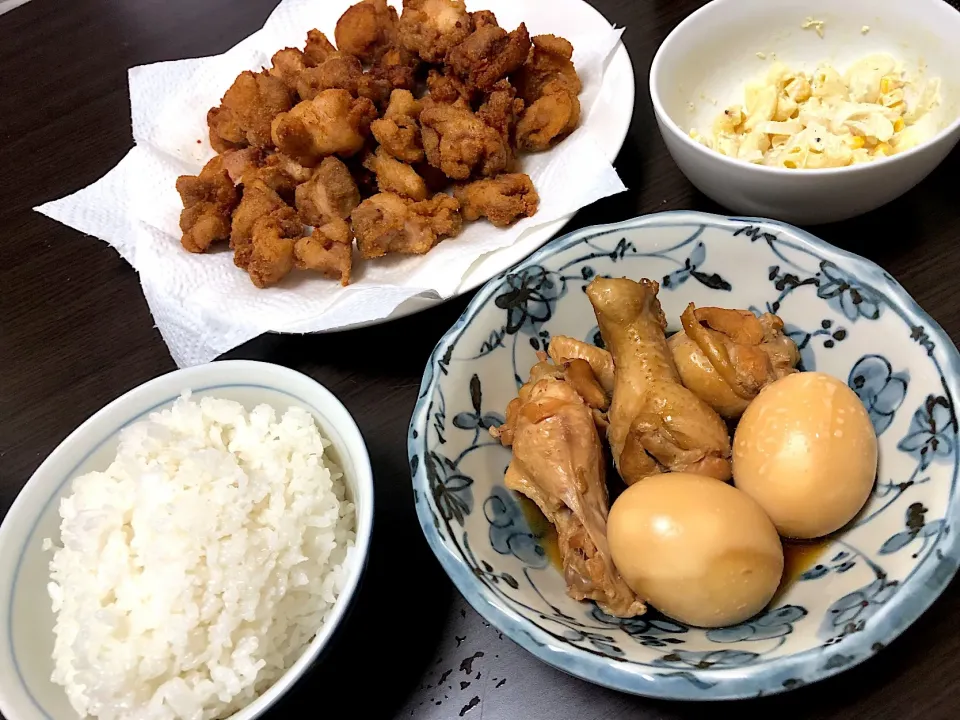 唐揚げと卵と手羽元の煮込みとマカロニサラダ|桃果🥀さん