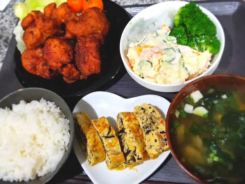 唐揚げ
ポテトサラダ
小松菜入りだし巻き玉子
味噌汁|あぁちゃんさん