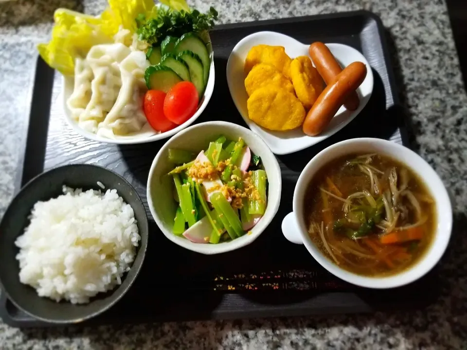 Snapdishの料理写真:水餃子サラダ
チキンナゲット&ウインナー
小松菜のごま和え
キノコスープ|あぁちゃんさん