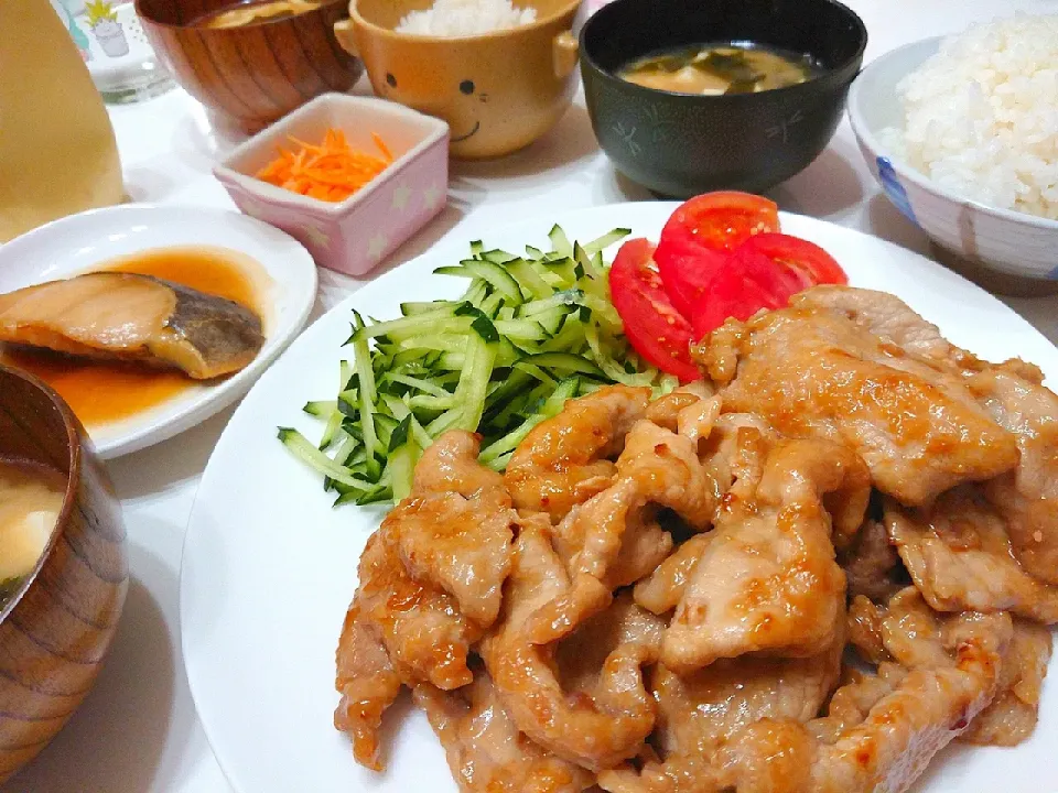夕食(^ー^)
豚肉しょうが焼き、サラダ
煮魚(銀だら)
キャロットラぺ
お味噌汁(豆腐、油揚げ、ワカメ)|プリン☆さん