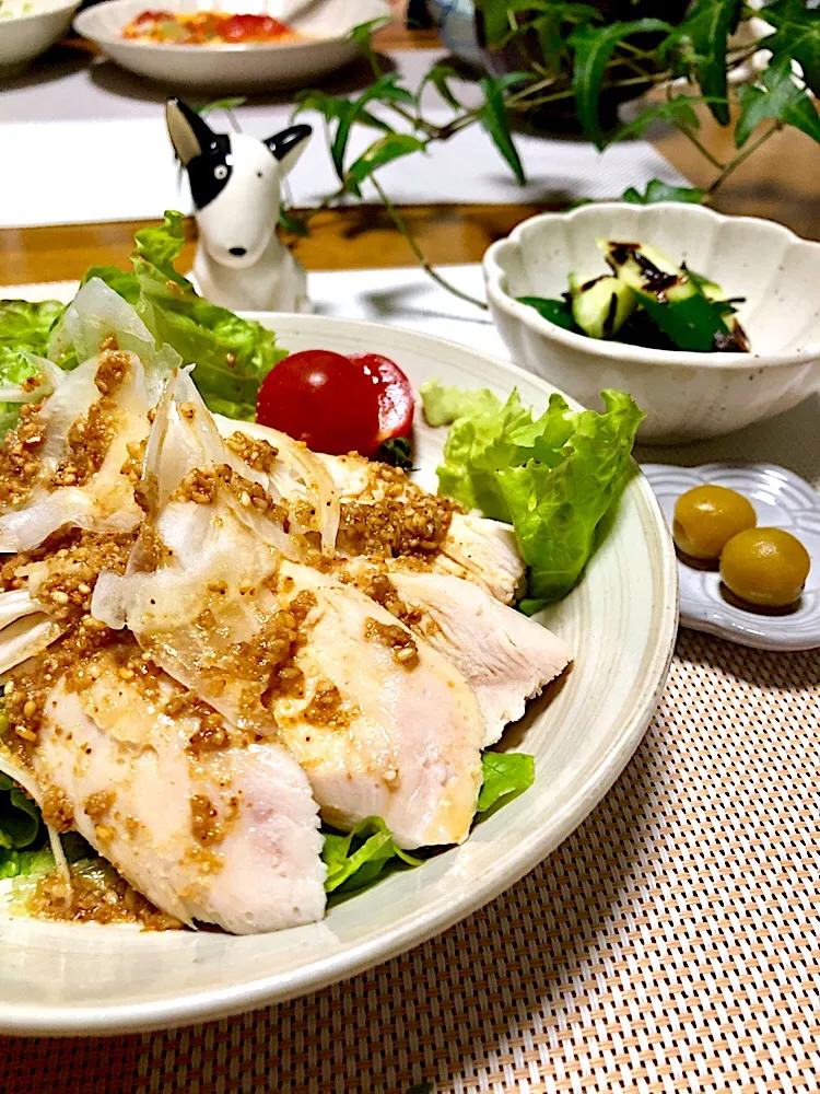 サラダチキン  胡麻ドレッシングで
胡瓜の塩昆布和え
梅の醤油漬け|くっきいママさん