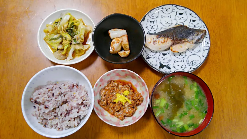 Snapdishの料理写真:５月２８日　鰆の塩焼き　レタスと大葉の胡麻のり　納豆　山芋　なめこのお味噌汁|いもこ。さん