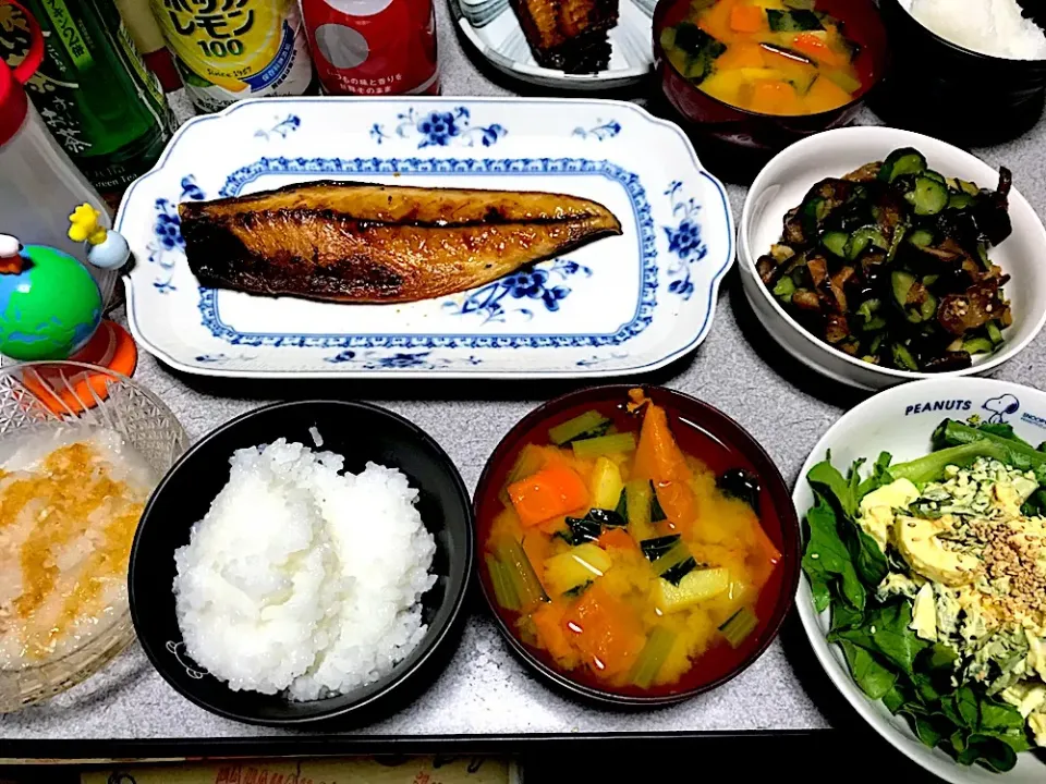 Snapdishの料理写真:#夕飯 お粥白米、魚、大根おろし、カボチャ人参小松菜じゃが味噌汁、レタスミツバタマゴサラダ、茄子生姜胡瓜塩揉み|ms903さん