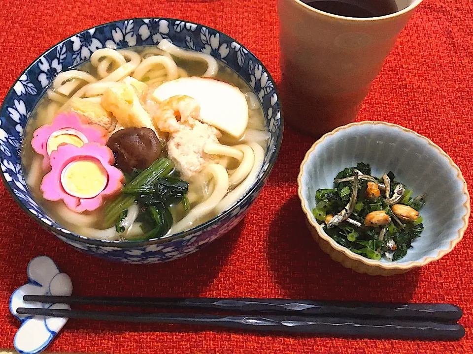 Snapdishの料理写真:5／29夕食  #晩ごはん 
•煮込みうどん •大根菜とジャコ煎り大豆の炒めたの|おさんどんさん