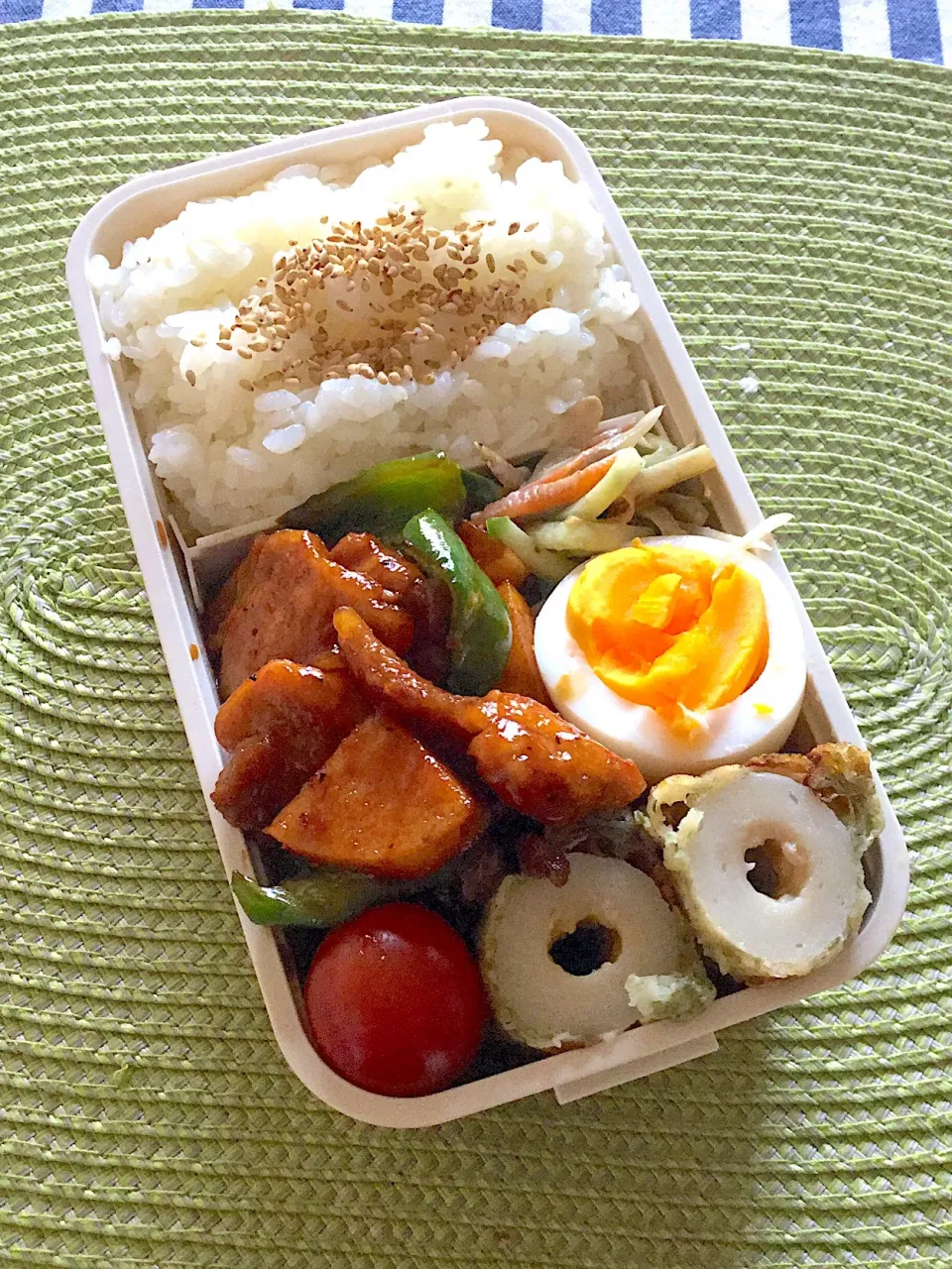 Snapdishの料理写真:長女の中学弁当！
豚こまの甘酢焼き！ゴボウサラダなど
ちょっとしょっぱくなっちゃった。|yukoさん