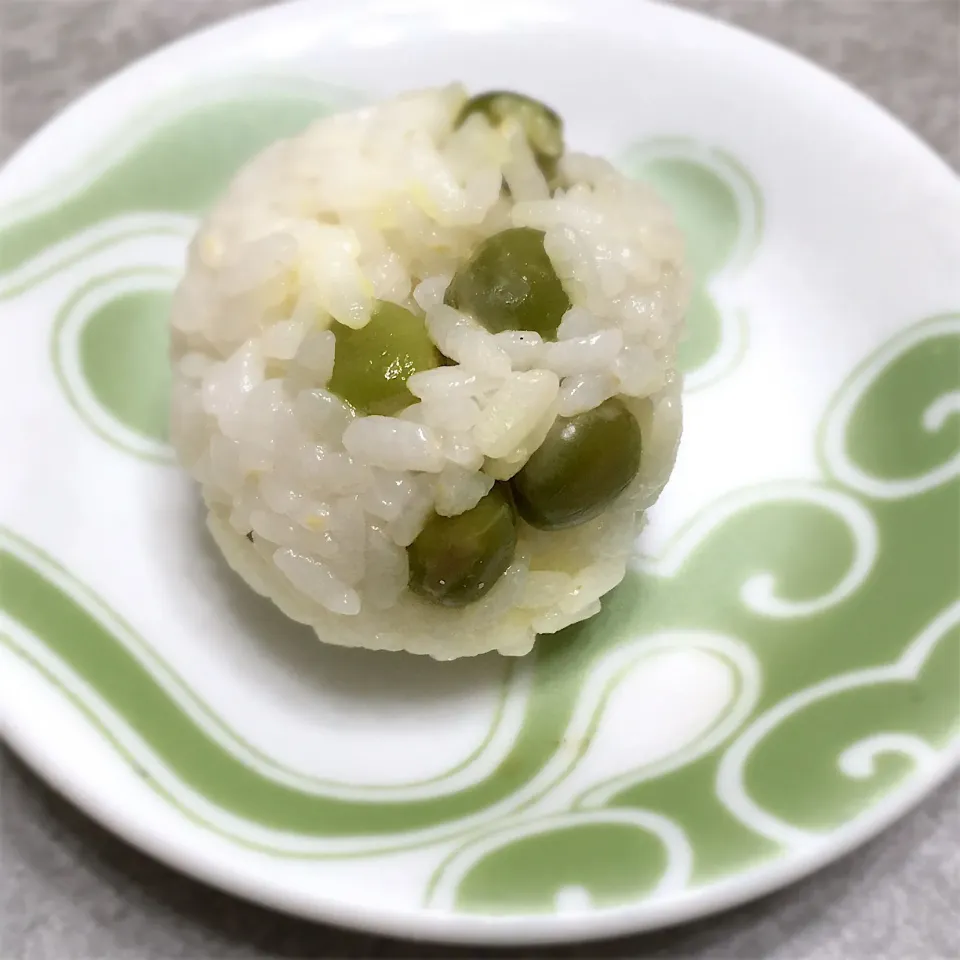 豆ごはんでプチおにぎり☺️|ミーさん