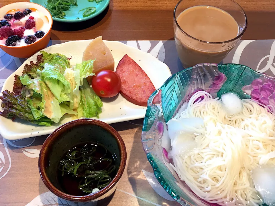 Snapdishの料理写真:朝ごはん
そうめん、ハムステーキ、大根煮物、サニーレタス、プチトマト、ベリー添えヨーグルト、アイスコーヒー|かよちゃんさん