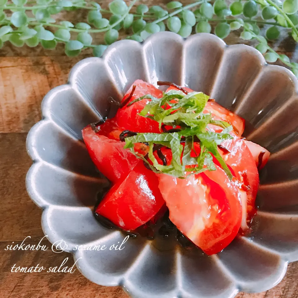 Snapdishの料理写真:まりおさんの料理～🍅塩こんぶごま油とまと🍅|ユッキーさん