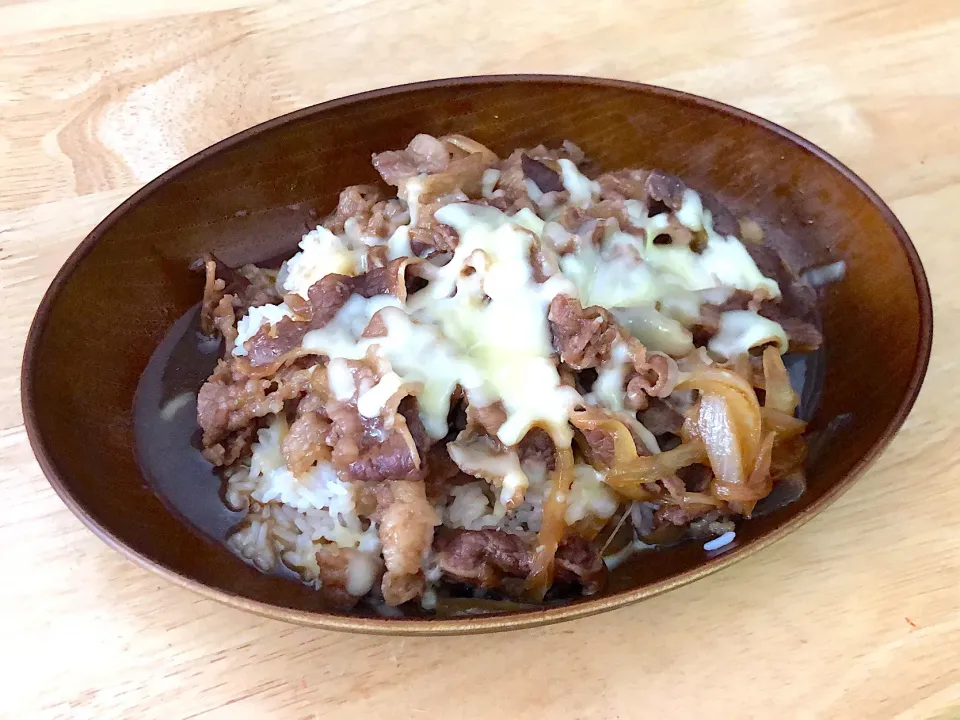 つゆだくチーズ牛丼|なおきさん