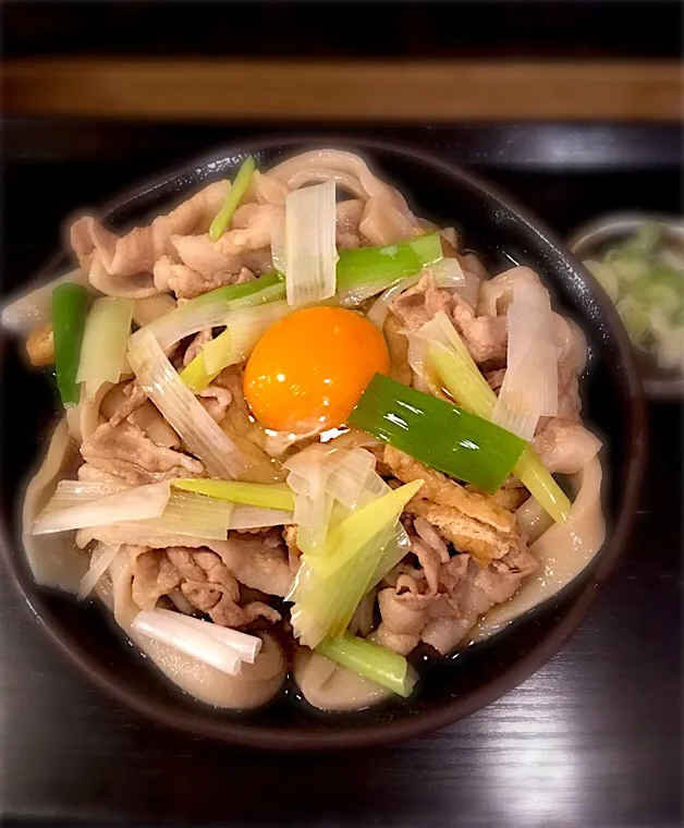 ひや肉うどん 中盛り＋生卵 @肉汁饂飩 とこ井|morimi32さん