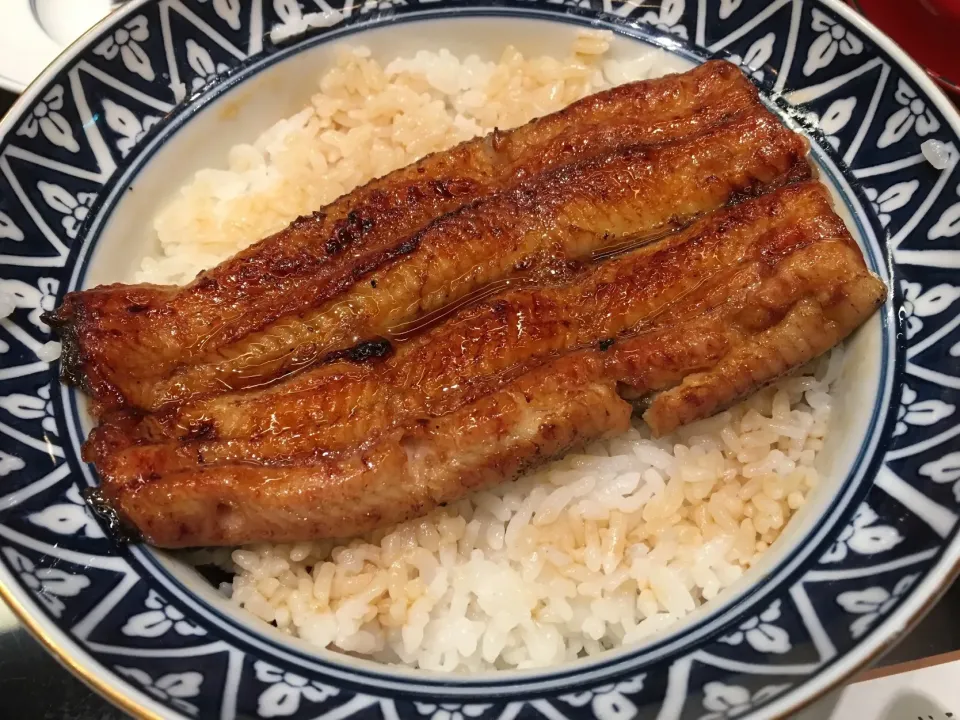 中入れ丼
中にも１枚うなぎが隠れてます♡
大好物はお腹いっぱい食べたいタイプです！
お重もいいけど丼ラブ❤️|akemi🐝さん