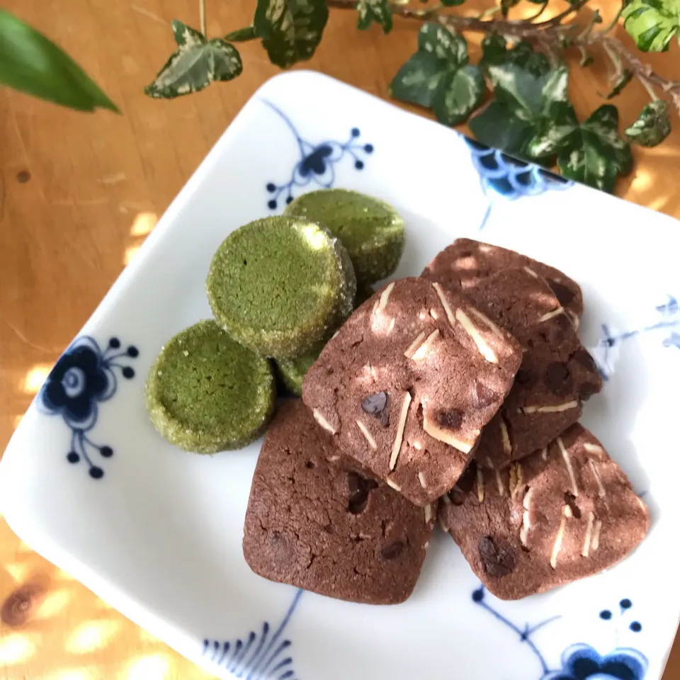 Snapdishの料理写真:🍪今日のおやつはクッキー🍪アーモンドスライス&チョコチップクッキーと抹茶ディアマン🍵|Hollyさん