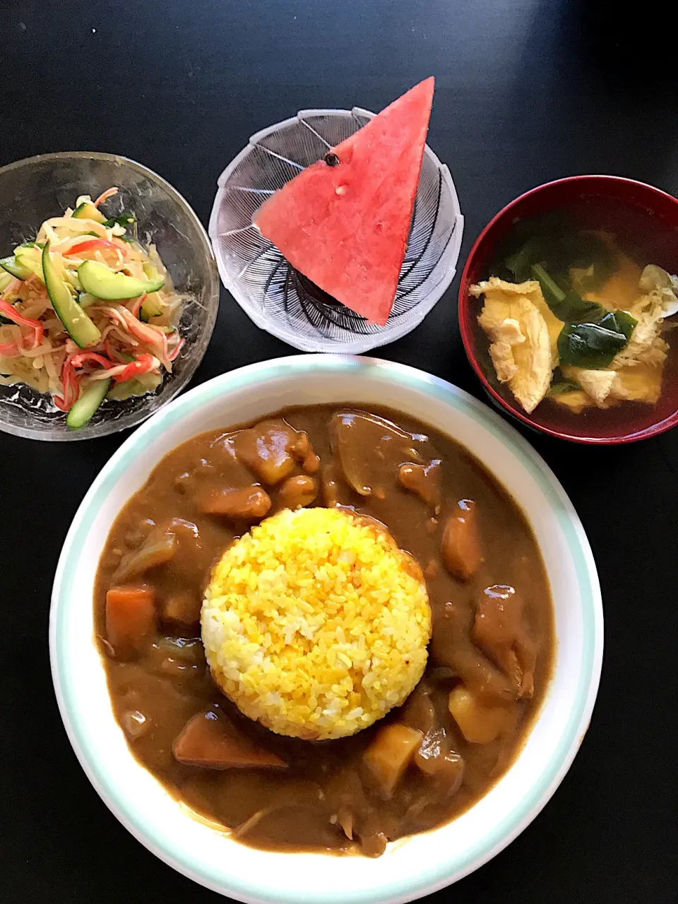 ターメリックライスでカレー
きゅうり、もやし、カニかまのナムル
🍉も添えて|okeiko🎶さん