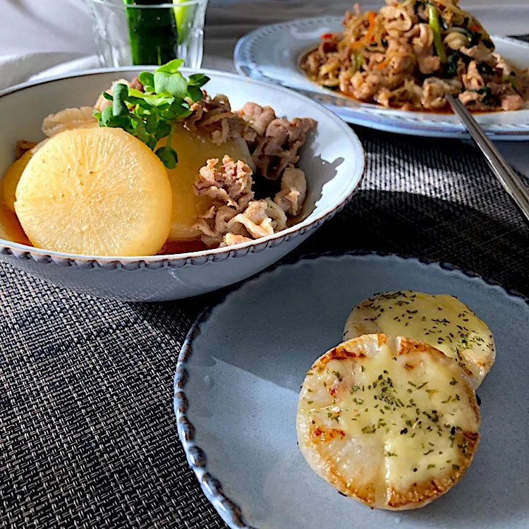 大根と豚肉の料理
✳︎チーズon大根ステーキ
✳︎大根と豚肉の煮物
✳︎豚肉と野菜の炒め物|AKUBI*:ஐ(●˘͈ ᵕ˘͈)さん