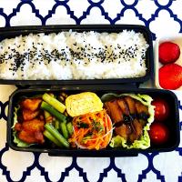 ⭐️息子のお弁当⭐️
＊猪のロースト
＊出汁巻たまご
＊キャロットラペ
＊ニンニクの芽炒め
＊唐揚げ
＊越後姫(いちご)