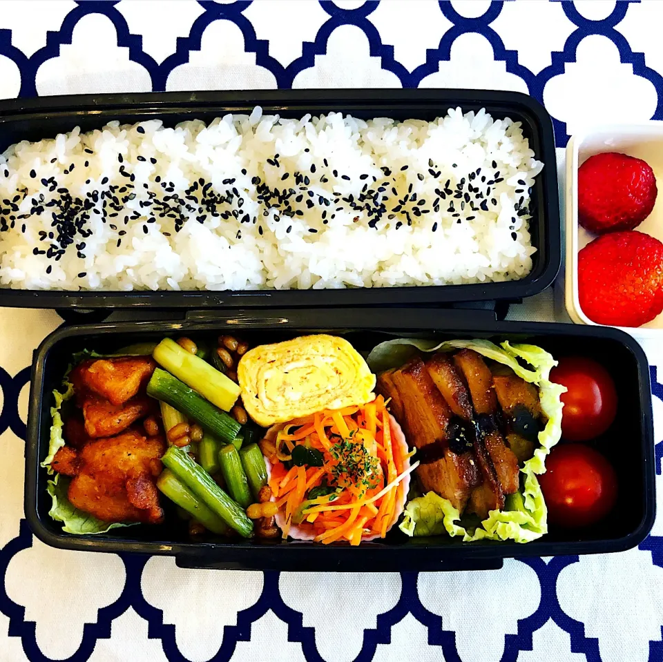 ⭐️息子のお弁当⭐️
＊猪のロースト
＊出汁巻たまご
＊キャロットラペ
＊ニンニクの芽炒め
＊唐揚げ
＊越後姫(いちご)|Ayaさん