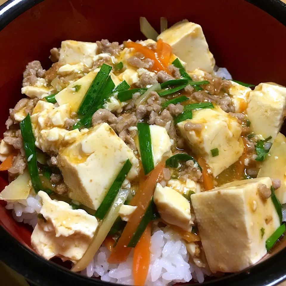 Snapdishの料理写真:#麻婆丼
ジャガイモ、自家製ニラで旨旨💕
2019.5.30|Yu Yu mamaさん