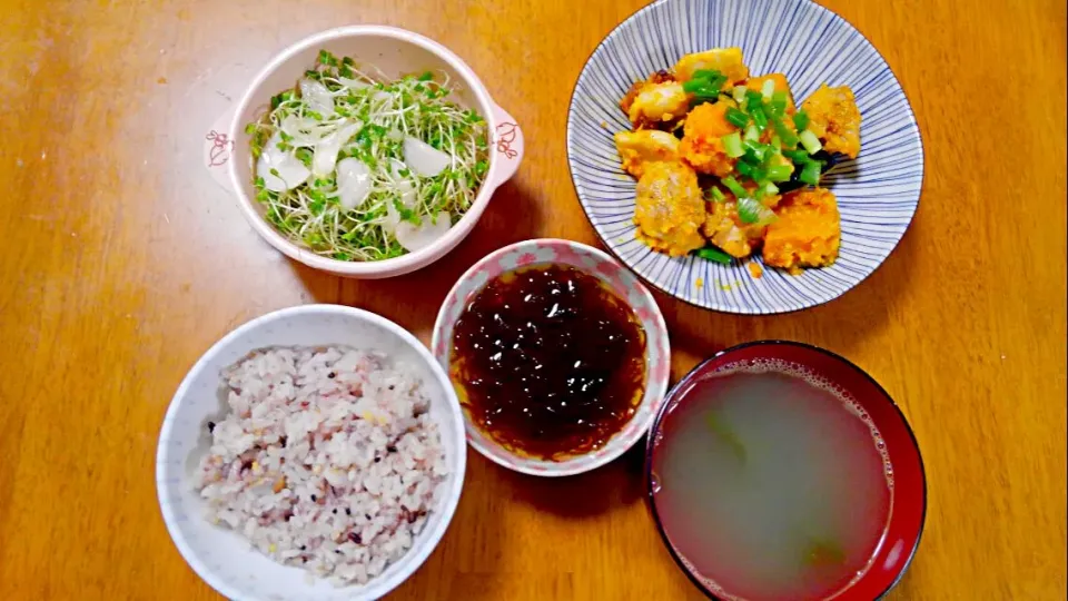 ５月２９日　かぼちゃと鶏肉の味噌バター炒め　玉ねぎマリネのサラダ　もずく　わかめスープ|いもこ。さん