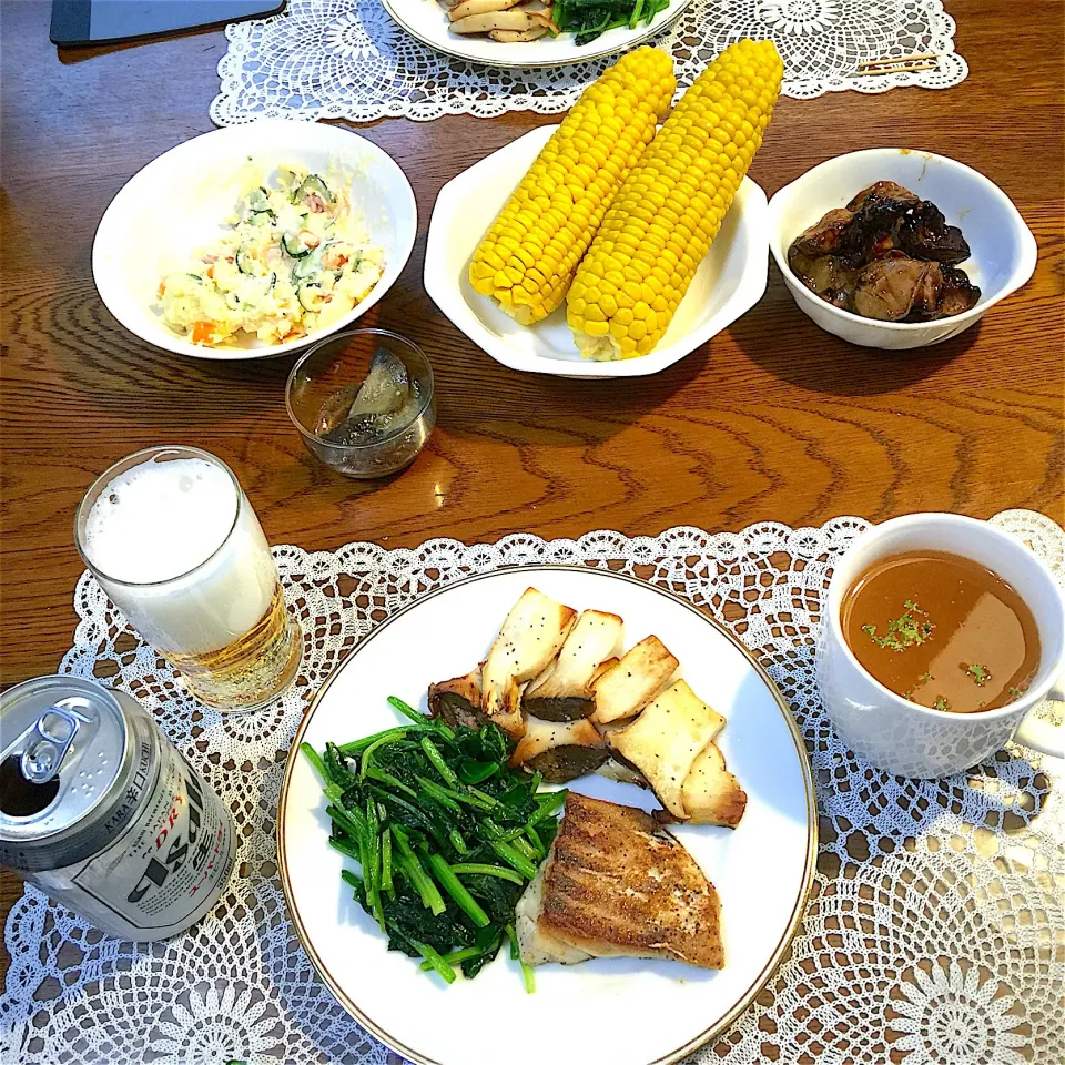 真鯛のムニエル、ほうれん草バター炒め、
エリンギバター焼き、焼き鳥レバー、
茹でとうもろこし、ポテトサラダ、
オニオンスープ、ビール|yakinasuさん