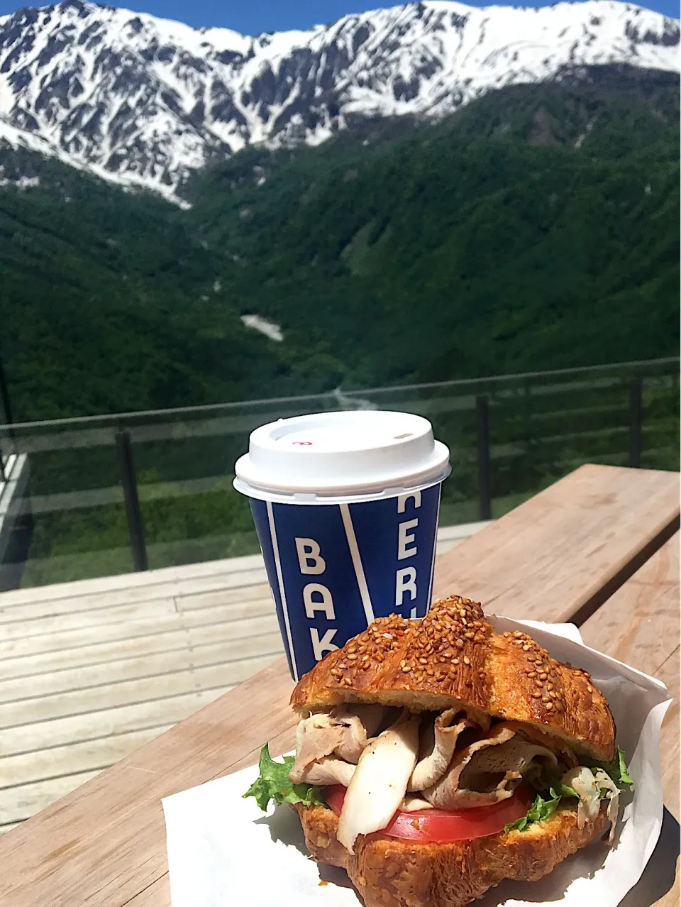 Snapdishの料理写真:昼ごはん☀️☀️☀️                                    白馬豚のクロワッサンサンド＆ロングブラック|ぽんたさん