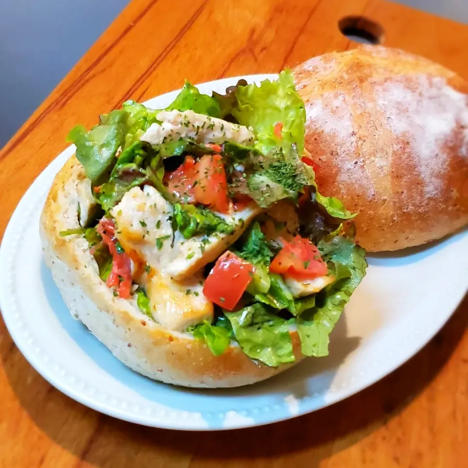 カンパーニュお弁当箱♪小えびとオイル漬けトマトのサラダ＆チキン入り＊蓋をしたら特大ハンバーガー風w|mi_neneco♪さん