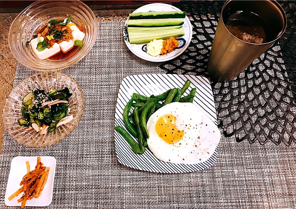 いんげんの塩蒸し焼きに大好きな目玉焼き🍳と野菜ばかりの糖質ダイエットおつまみ|mさん