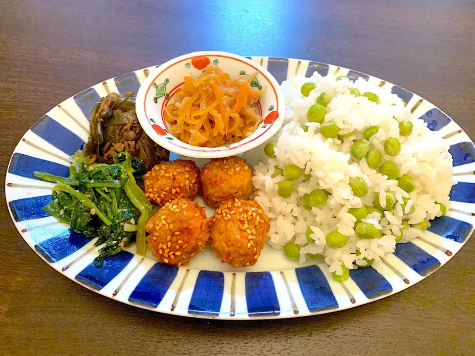 豆ご飯
切り干し大根の煮物
ほうれん草の胡麻和え
ナスと桜海老の田舎煮
肉団子|NAKATAさん