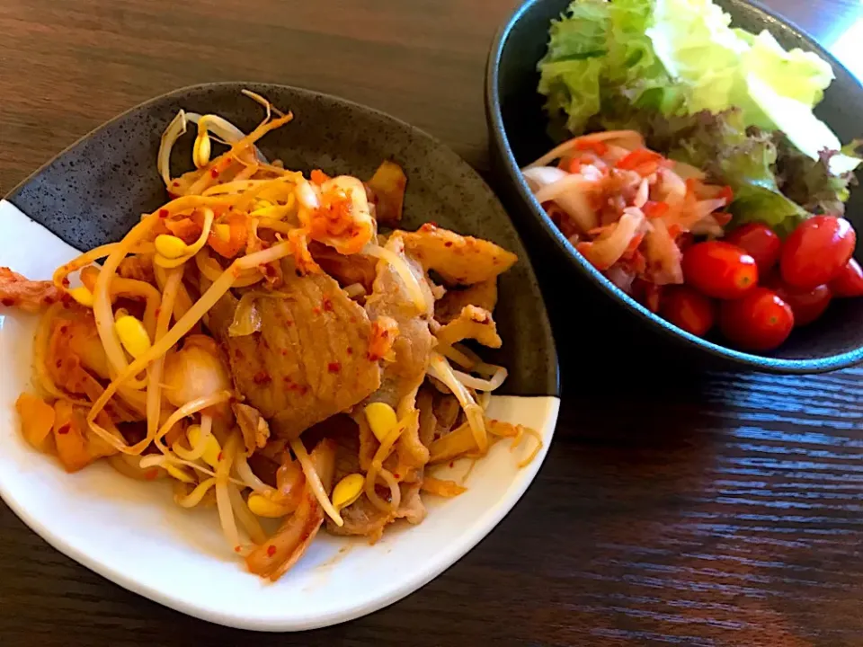 豆もやし入り豚キムチ🐖と新たまねぎ梅和え添えのサラダ|ひつじさん