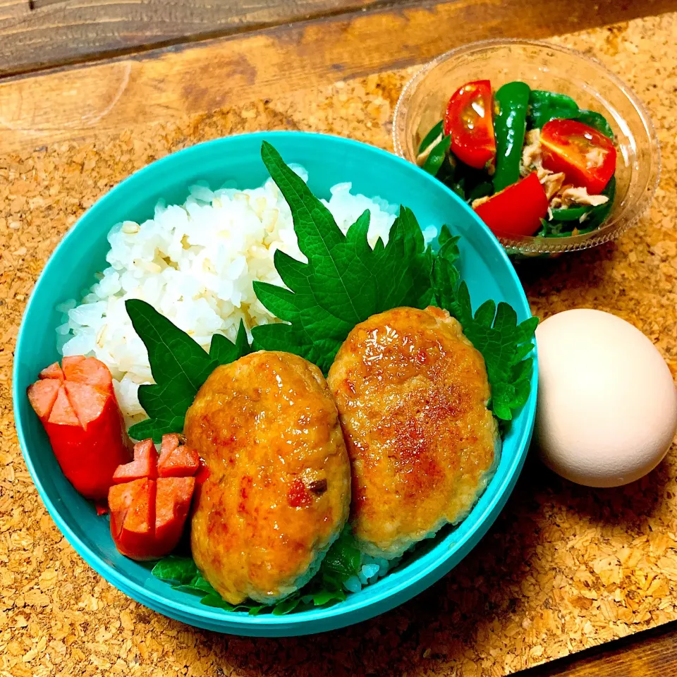 【お弁当】軟骨入り鶏つくね丼(温玉付)＆ツナピーマンのお浸し|ぽりんさんさん