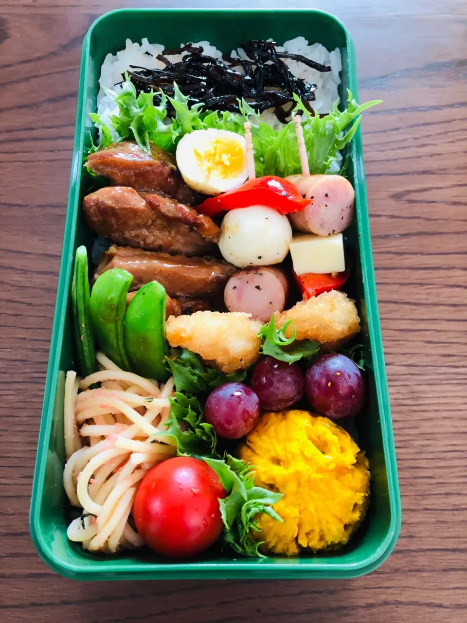 #今日のお弁当#息子弁当#のっけ盛り弁当#照り焼きチキン#カボチャサラダ#タラコスパゲティ#うずら卵#パプリカ#サヤエンドウ#フリルレタス#ブドウ#チーズ#ウインナー #昆布佃煮 #エビフライ#プチトマト|笙　みかんさん