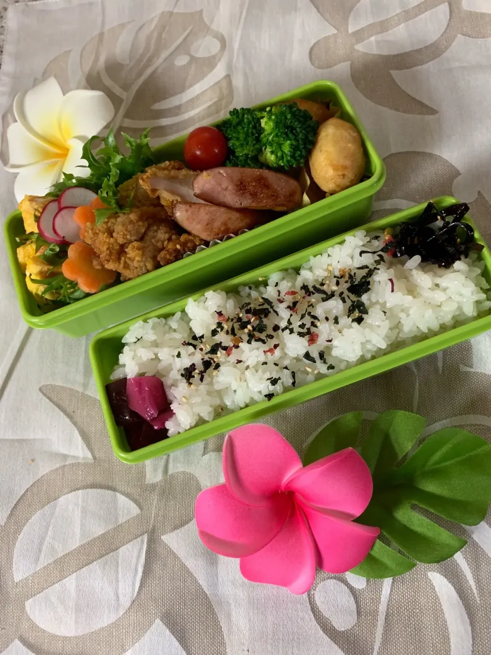 Snapdishの料理写真:#お弁当 
今日のお弁当
ネギ入り卵焼き、唐揚げ、じゃがバター、ウインナー。|yukaさん