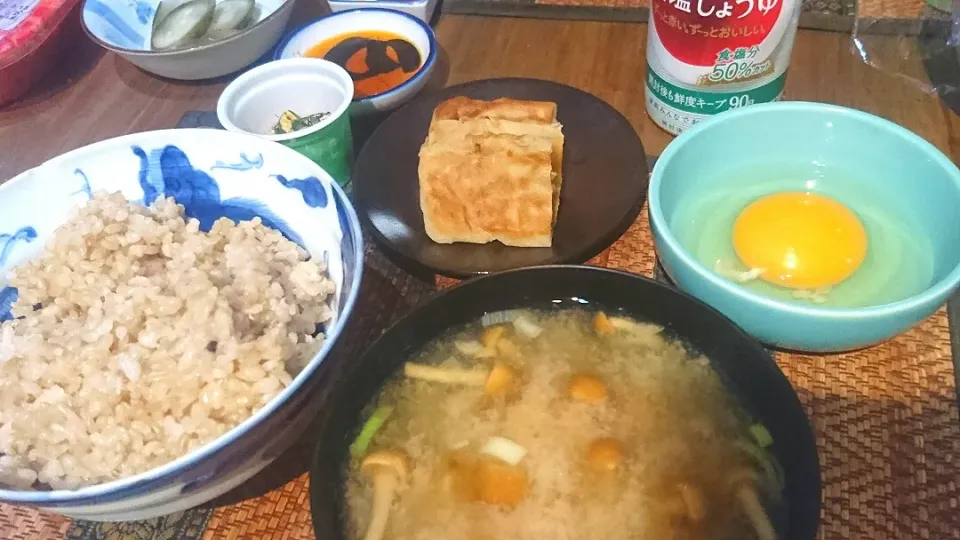 Snapdishの料理写真:納豆&春巻&生卵&なめこの味噌汁|まぐろさん