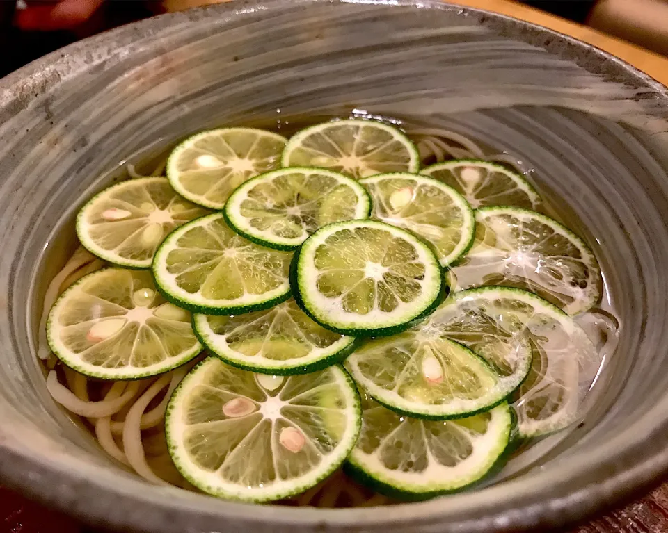 Snapdishの料理写真:スダチの冷かけ蕎麦の食べられるいい季節がやってきましたわ🤗暑くて食欲なくても食べられる逸品…だから痩せぬのか🐷|にゃあ（芸名）さん