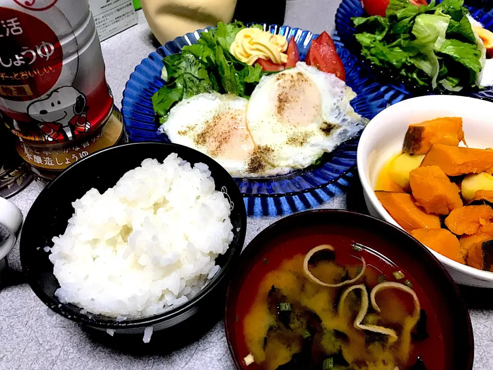 Snapdishの料理写真:今日麩菓の味噌汁 #朝食  #昼飯 お粥白米、麩ワカメ味噌汁、目玉焼き(ターンオーバーじゃないやつ)、レタストマトサラダ、南瓜じゃが煮物|ms903さん