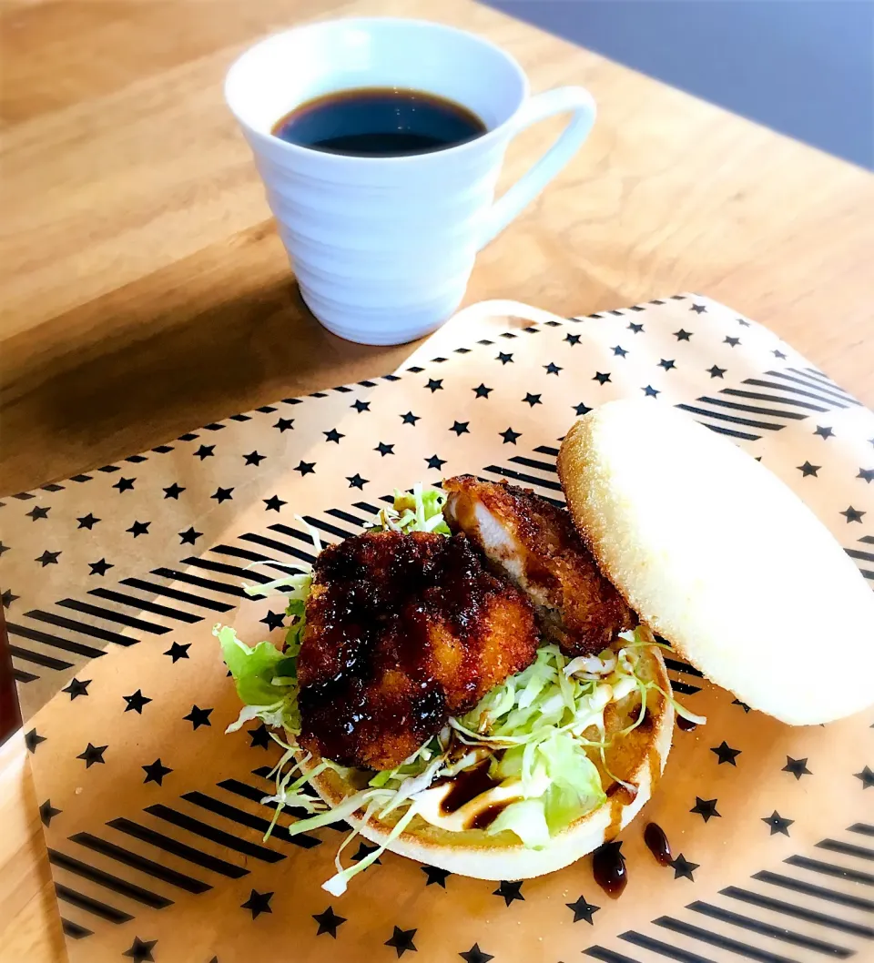 Snapdishの料理写真:今日のお家で一人ランチは、イングリッシュマフィンでチキンカツサンド✨|ミッチ☆ママさん