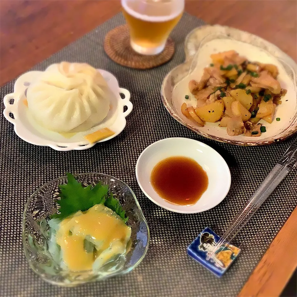 Snapdishの料理写真:豚ばらとじゃがいもの中華炒め
豚まん #551蓬来 
さしみこんにゃく|𓇼 Ⓢ Ⓗ Ⓘ Ⓝ Ⓞ Ⓑ Ⓤ 𓇼さん