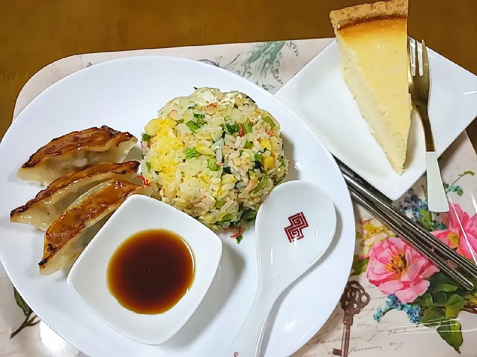 炒飯だけ作ってあとはセブンの餃子とコストコのチーズタルト|aiさん