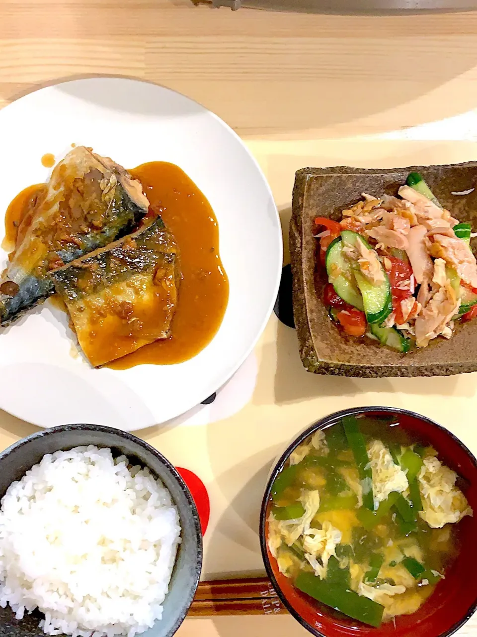 ・サバの味噌煮 
・鶏肉とトマトときゅうりの中華和え
・ニラ玉汁|ぺろたんさん