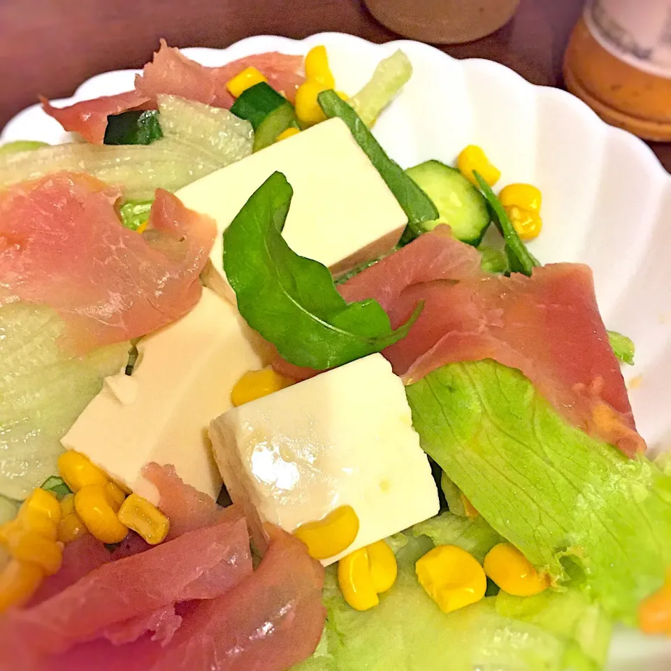 Snapdishの料理写真:自家製ルッコラ入り🌱✨欲張り豆腐サラダ|ももさん