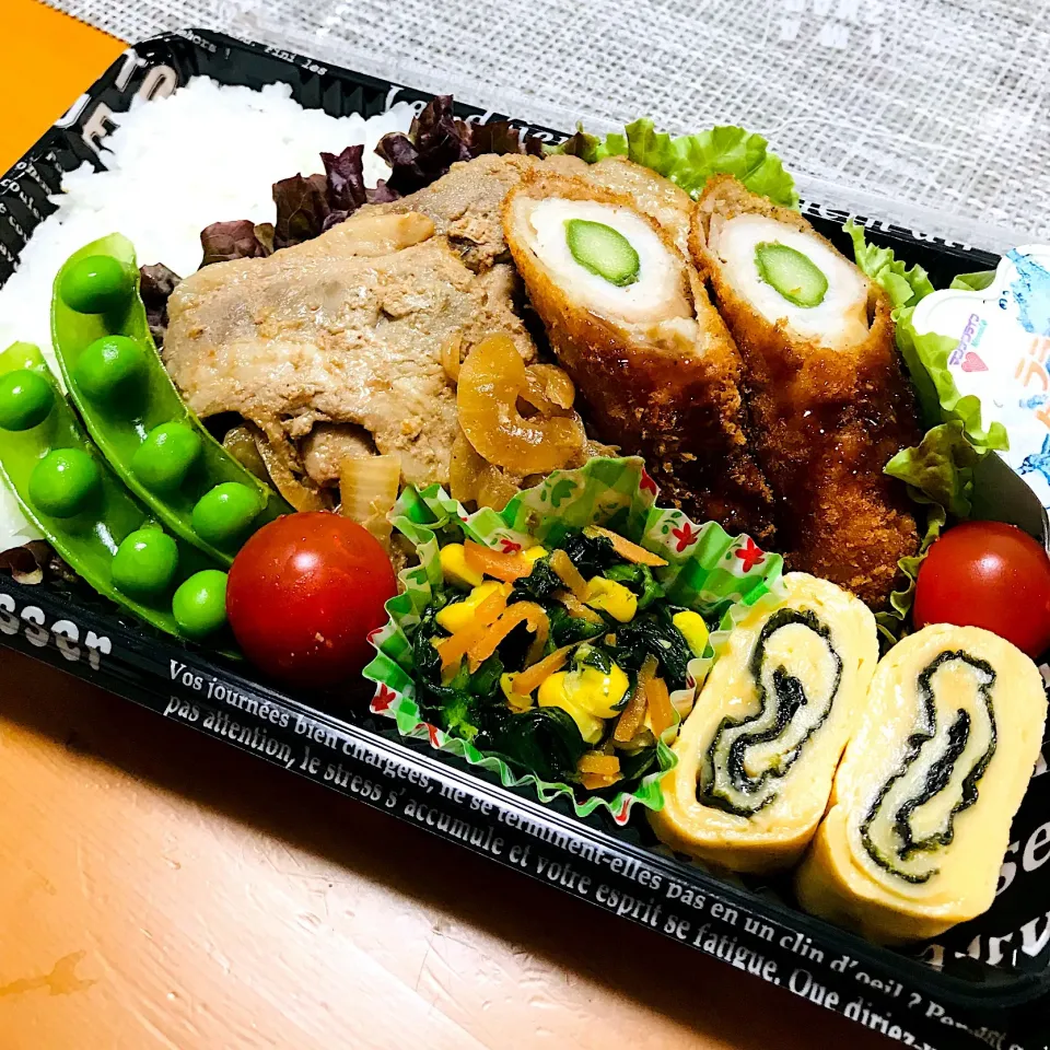 お弁当の日🍱
豚生姜焼きとアスパラの肉巻き|ちはるさん