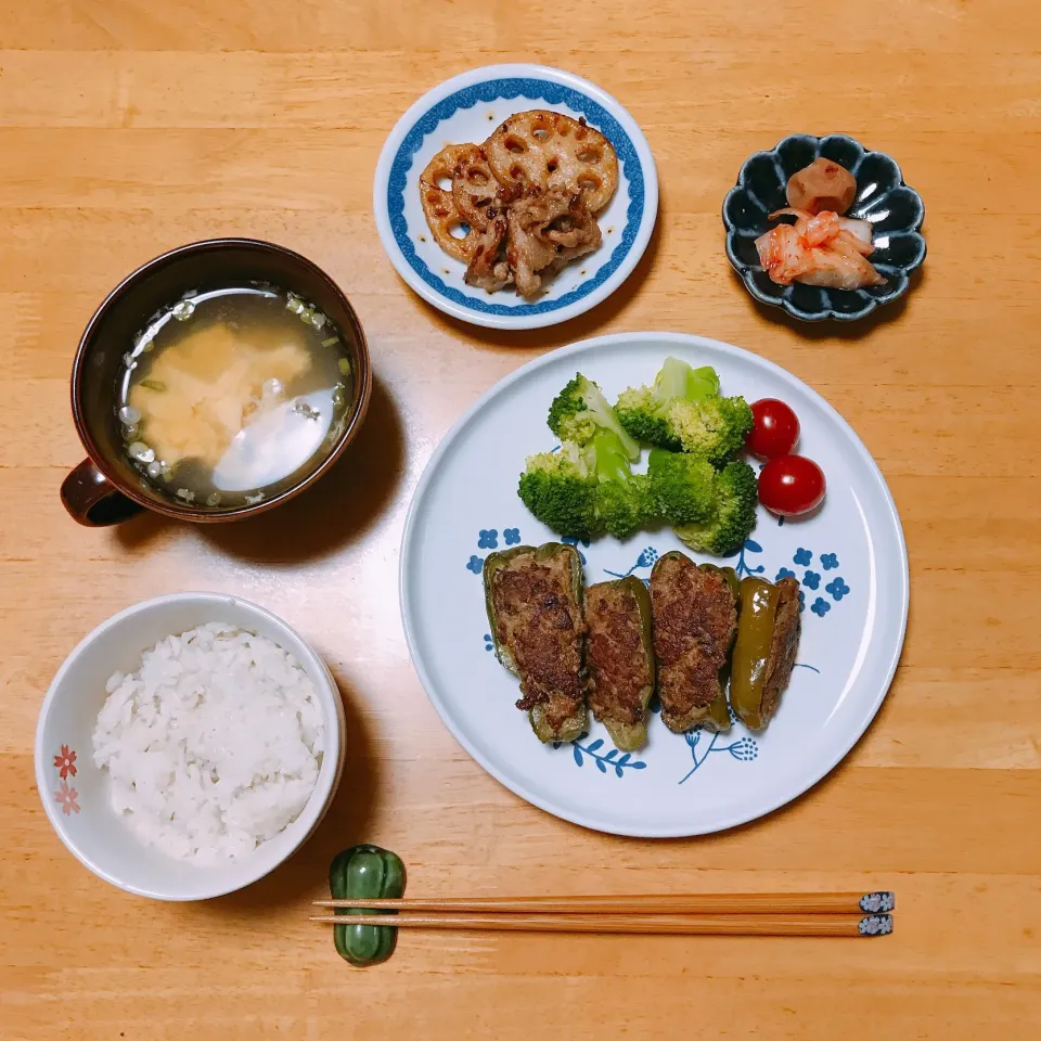ピーマンの肉詰め
れんこんの甘辛炒め🥢|ちゃみこさん