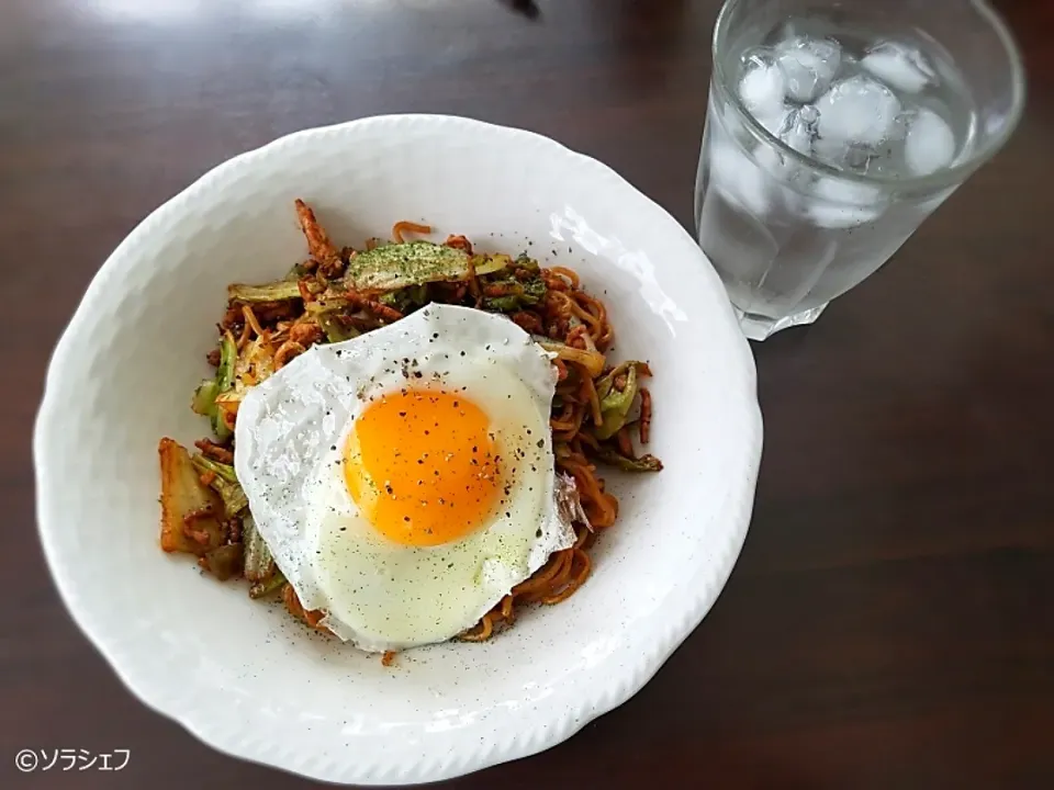 今日の昼ご飯は、ソース焼きそばだよ(*^^*)
焼酎水割りでいただいてます|ソラシェフさん