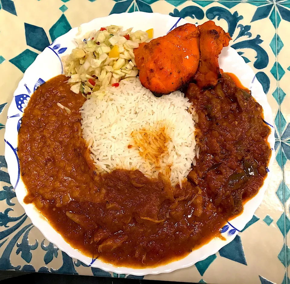 けふのひるげ🍛久しぶりにパキスタン料理屋さんでスパイシーカレー3種相掛けをいただく。近年大阪でスパイスカレーの相掛けって流行ったけど、こっちの方が古くからあるから元祖なのかなぁと思うわ。|にゃあ（芸名）さん